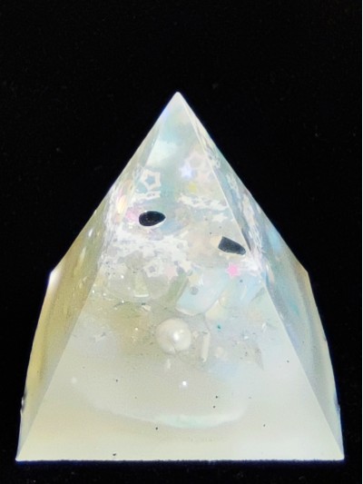 Оргонит пирамида за защита и хармония в дома с лунен камък перли и планински кристал размер L