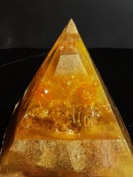 Пирамида оргонит за привличане на пари и изобилие с цитрин и златен прах размер XL