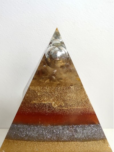 Амулет за късмет и пари оргонит пирамида Трите богатства с Кристал Цитрин и слънчев Камък размер XL
