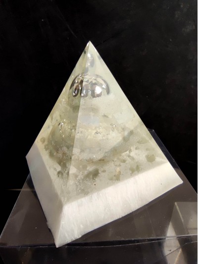 Оргонна пирамида за привличане на късмет и пречистване на енергията на дома Crystal Clear размер XL