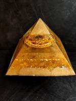 Пирамида с оргонна енергия Gold Energy с цитрин и Яспис размер XXXL