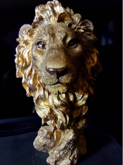 Статуетка подарък за зодия Лъв - Луксозна ръчно рисувана статуетка